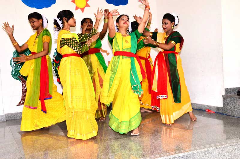 school in tollygunge
